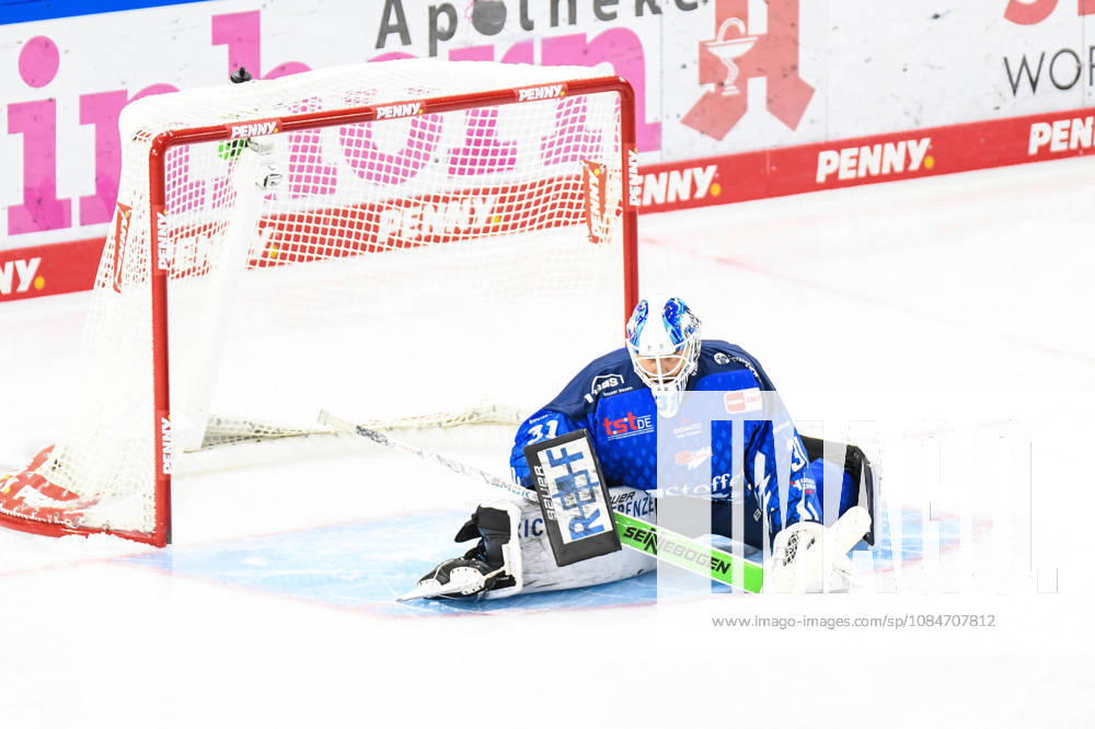 Straubing Tigers vs. Grizzlys Wolfsburg, Eishockey, Deutsche Eishockey Liga, Penny DEL, 10.Spieltag, Saison 2026 2027, 18.10.2026 Jakub Skarek (Straubing Tigers), Eishockey Herren, Deutsche Eishockey Liga, Penny DEL, 10.Spieltag, Saison 2026 2027 am 18.10.2026 im Eisstadion am Pulverturm, Straubing Tigers (blau) gegen Grizzlys Wolfsburg (beige)