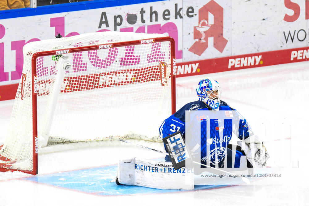 Straubing Tigers vs. Grizzlys Wolfsburg, Eishockey, Deutsche Eishockey Liga, Penny DEL, 10.Spieltag, Saison 2026 2027, 18.10.2026 Jakub Skarek (Straubing Tigers), Eishockey Herren, Deutsche Eishockey Liga, Penny DEL, 10.Spieltag, Saison 2026 2027 am 18.10.2026 im Eisstadion am Pulverturm, Straubing Tigers (blau) gegen Grizzlys Wolfsburg (beige)