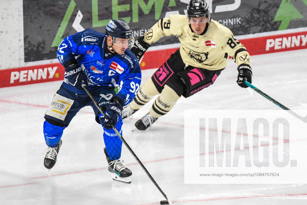Straubing Tigers vs. Grizzlys Wolfsburg, Eishockey, Deutsche Eishockey Liga, Penny DEL, 10.Spieltag, Saison 2026 2027, 18.10.2026 Marcel Brandt (Straubing Tigers) am Puck vor Matt Choupani (Grizzlys Wolfsburg), Eishockey Herren, Deutsche Eishockey Liga, Penny DEL, 10.Spieltag, Saison 2026 2027 am 18.10.2026 im Eisstadion am Pulverturm, Straubing Tigers (blau) gegen Grizzlys Wolfsburg (beige)