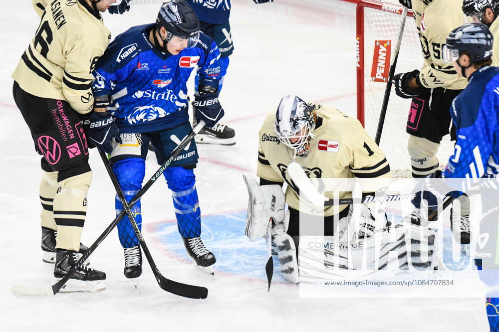 Straubing Tigers vs. Grizzlys Wolfsburg, Eishockey, Deutsche Eishockey Liga, Penny DEL, 10.Spieltag, Saison 2026 2027, 18.10.2026 Dustin Strahlmeier (Grizzlys Wolfsburg) kassiert den Puck vor Simon Seidl (Straubing Tigers), Eishockey Herren, Deutsche Eishockey Liga, Penny DEL, 10.Spieltag, Saison 2026 2027 am 18.10.2026 im Eisstadion am Pulverturm, Straubing Tigers (blau) gegen Grizzlys Wolfsburg (beige)