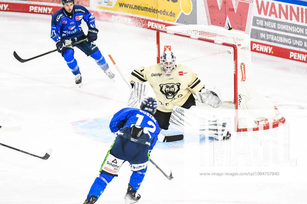 Straubing Tigers vs. Grizzlys Wolfsburg, Eishockey, Deutsche Eishockey Liga, Penny DEL, 10.Spieltag, Saison 2026 2027, 18.10.2026 Joseph Duszak (Straubing Tigers) mit der Chance vor Dustin Strahlmeier (Grizzlys Wolfsburg), Eishockey Herren, Deutsche Eishockey Liga, Penny DEL, 10.Spieltag, Saison 2026 2027 am 18.10.2026 im Eisstadion am Pulverturm, Straubing Tigers (blau) gegen Grizzlys Wolfsburg (beige)