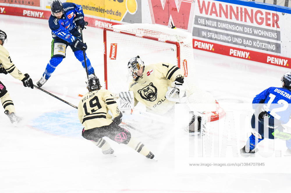 Straubing Tigers vs. Grizzlys Wolfsburg, Eishockey, Deutsche Eishockey Liga, Penny DEL, 10.Spieltag, Saison 2026 2027, 18.10.2026 Nicholas Halloran (Straubing Tigers) vergibt den Treffer gegen Dustin Strahlmeier (Grizzlys Wolfsburg), Eishockey Herren, Deutsche Eishockey Liga, Penny DEL, 10.Spieltag, Saison 2026 2027 am 18.10.2026 im Eisstadion am Pulverturm, Straubing Tigers (blau) gegen Grizzlys Wolfsburg (beige)