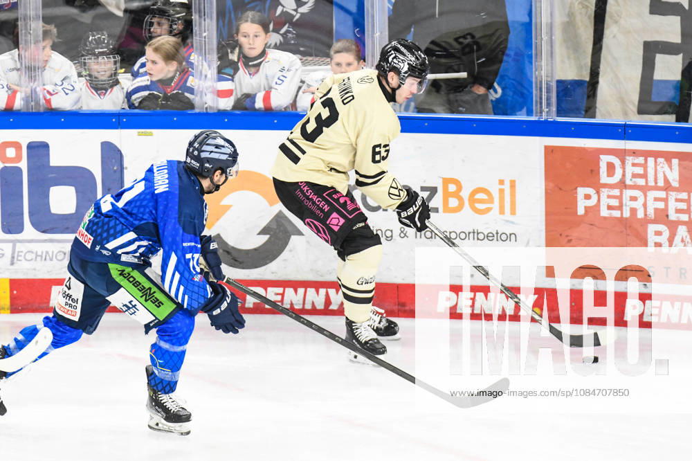 Straubing Tigers vs. Grizzlys Wolfsburg, Eishockey, Deutsche Eishockey Liga, Penny DEL, 10.Spieltag, Saison 2026 2027, 18.10.2026 Nicholas Halloran (Straubing Tigers) an der Bande mit Luis Schinko (Grizzlys Wolfsburg), Eishockey Herren, Deutsche Eishockey Liga, Penny DEL, 10.Spieltag, Saison 2026 2027 am 18.10.2026 im Eisstadion am Pulverturm, Straubing Tigers (blau) gegen Grizzlys Wolfsburg (beige)