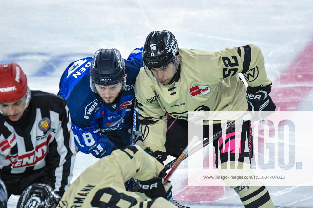 Straubing Tigers vs. Grizzlys Wolfsburg, Eishockey, Deutsche Eishockey Liga, Penny DEL, 10.Spieltag, Saison 2026 2027, 18.10.2026 Tyler Madden (Straubing Tigers) beim Bully mit Sven Ziegler (Grizzlys Wolfsburg), Eishockey Herren, Deutsche Eishockey Liga, Penny DEL, 10.Spieltag, Saison 2026 2027 am 18.10.2026 im Eisstadion am Pulverturm, Straubing Tigers (blau) gegen Grizzlys Wolfsburg (beige)