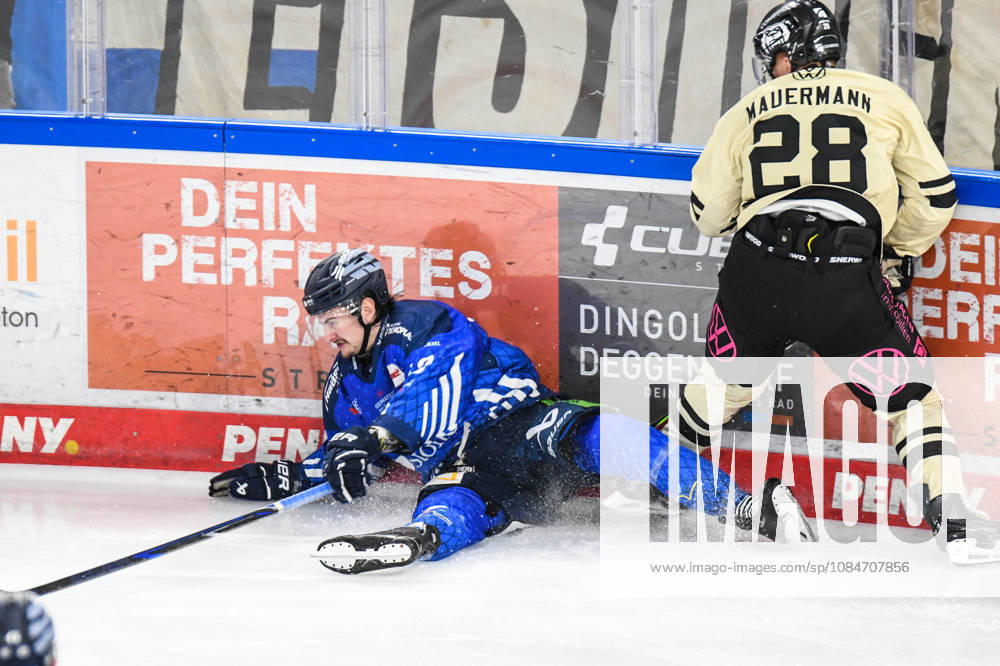 Straubing Tigers vs. Grizzlys Wolfsburg, Eishockey, Deutsche Eishockey Liga, Penny DEL, 10.Spieltag, Saison 2026 2027, 18.10.2026 Tarjo Jentzsch (Straubing Tigers) am Boden vor Ross Mauermann (Grizzlys Wolfsburg), Eishockey Herren, Deutsche Eishockey Liga, Penny DEL, 10.Spieltag, Saison 2026 2027 am 18.10.2026 im Eisstadion am Pulverturm, Straubing Tigers (blau) gegen Grizzlys Wolfsburg (beige)