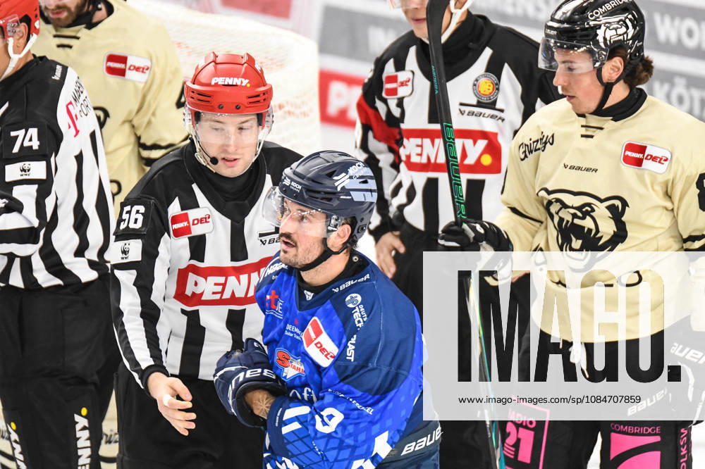 Straubing Tigers vs. Grizzlys Wolfsburg, Eishockey, Deutsche Eishockey Liga, Penny DEL, 10.Spieltag, Saison 2026 2027, 18.10.2026 Schiedsrichter Yannik Koziol mit Stephan Daschner (Straubing Tigers), Eishockey Herren, Deutsche Eishockey Liga, Penny DEL, 10.Spieltag, Saison 2026 2027 am 18.10.2026 im Eisstadion am Pulverturm, Straubing Tigers (blau) gegen Grizzlys Wolfsburg (beige)
