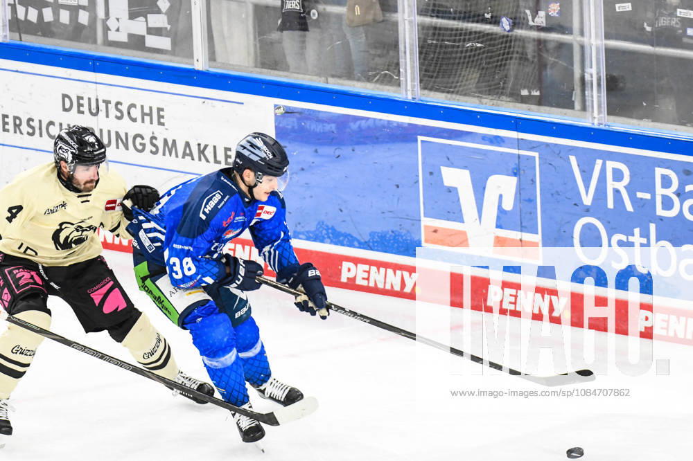 Straubing Tigers vs. Grizzlys Wolfsburg, Eishockey, Deutsche Eishockey Liga, Penny DEL, 10.Spieltag, Saison 2026 2027, 18.10.2026 Stefan Loibl (Straubing Tigers) am Puck vor Keaton Thompson (Grizzlys Wolfsburg), Eishockey Herren, Deutsche Eishockey Liga, Penny DEL, 10.Spieltag, Saison 2026 2027 am 18.10.2026 im Eisstadion am Pulverturm, Straubing Tigers (blau) gegen Grizzlys Wolfsburg (beige)
