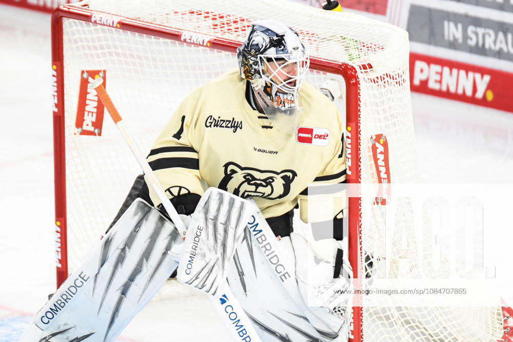 Straubing Tigers vs. Grizzlys Wolfsburg, Eishockey, Deutsche Eishockey Liga, Penny DEL, 10.Spieltag, Saison 2026 2027, 18.10.2026 Dustin Strahlmeier (Grizzlys Wolfsburg), Eishockey Herren, Deutsche Eishockey Liga, Penny DEL, 10.Spieltag, Saison 2026 2027 am 18.10.2026 im Eisstadion am Pulverturm, Straubing Tigers (blau) gegen Grizzlys Wolfsburg (beige)