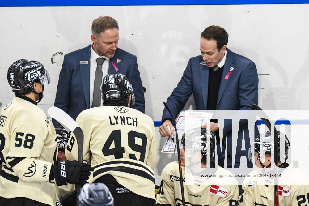 Straubing Tigers vs. Grizzlys Wolfsburg, Eishockey, Deutsche Eishockey Liga, Penny DEL, 10.Spieltag, Saison 2026 2027, 18.10.2026 Tyler Haskins und Heiko Vogler beim Power Break mit Robert Lynch (Grizzlys Wolfsburg), Eishockey Herren, Deutsche Eishockey Liga, Penny DEL, 10.Spieltag, Saison 2026 2027 am 18.10.2026 im Eisstadion am Pulverturm, Straubing Tigers (blau) gegen Grizzlys Wolfsburg (beige)