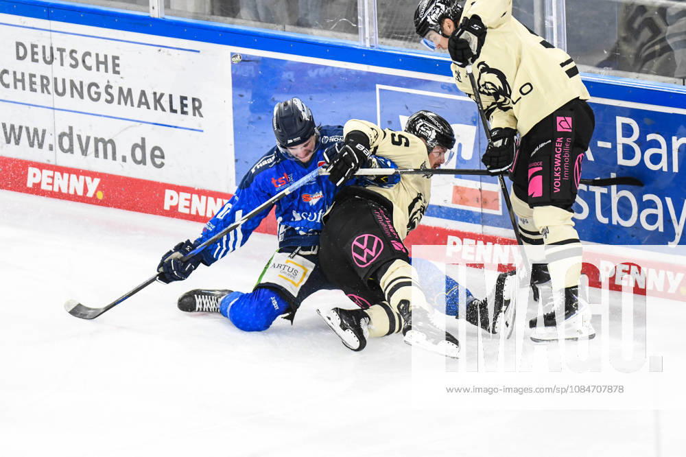 Straubing Tigers vs. Grizzlys Wolfsburg, Eishockey, Deutsche Eishockey Liga, Penny DEL, 10.Spieltag, Saison 2026 2027, 18.10.2026 Tarjo Jentzsch (Straubing Tigers) am Boden mit Fabio Pfohl (Grizzlys Wolfsburg), Eishockey Herren, Deutsche Eishockey Liga, Penny DEL, 10.Spieltag, Saison 2026 2027 am 18.10.2026 im Eisstadion am Pulverturm, Straubing Tigers (blau) gegen Grizzlys Wolfsburg (beige)