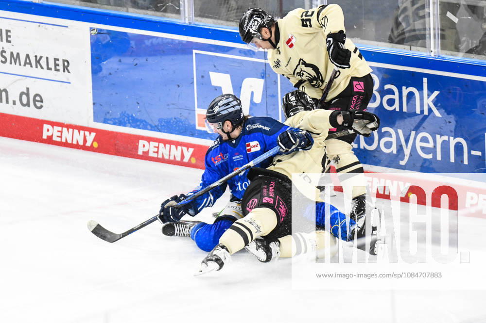 Straubing Tigers vs. Grizzlys Wolfsburg, Eishockey, Deutsche Eishockey Liga, Penny DEL, 10.Spieltag, Saison 2026 2027, 18.10.2026 Tarjo Jentzsch (Straubing Tigers) am Boden mit Fabio Pfohl (Grizzlys Wolfsburg), Eishockey Herren, Deutsche Eishockey Liga, Penny DEL, 10.Spieltag, Saison 2026 2027 am 18.10.2026 im Eisstadion am Pulverturm, Straubing Tigers (blau) gegen Grizzlys Wolfsburg (beige)