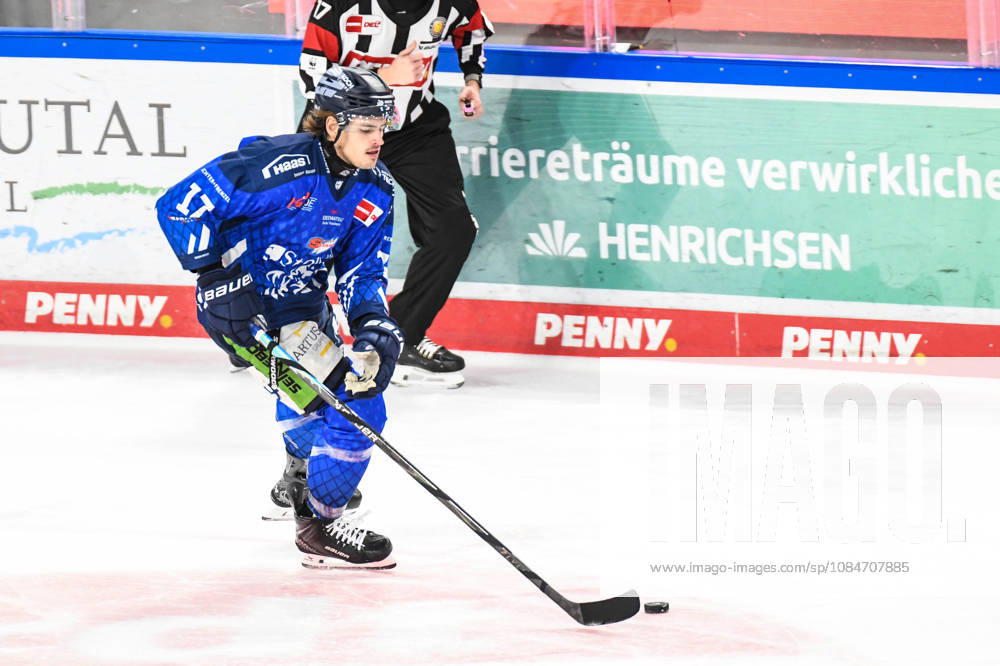 Straubing Tigers vs. Grizzlys Wolfsburg, Eishockey, Deutsche Eishockey Liga, Penny DEL, 10.Spieltag, Saison 2026 2027, 18.10.2026 Adrian Klein (Straubing Tigers), Eishockey Herren, Deutsche Eishockey Liga, Penny DEL, 10.Spieltag, Saison 2026 2027 am 18.10.2026 im Eisstadion am Pulverturm, Straubing Tigers (blau) gegen Grizzlys Wolfsburg (beige)