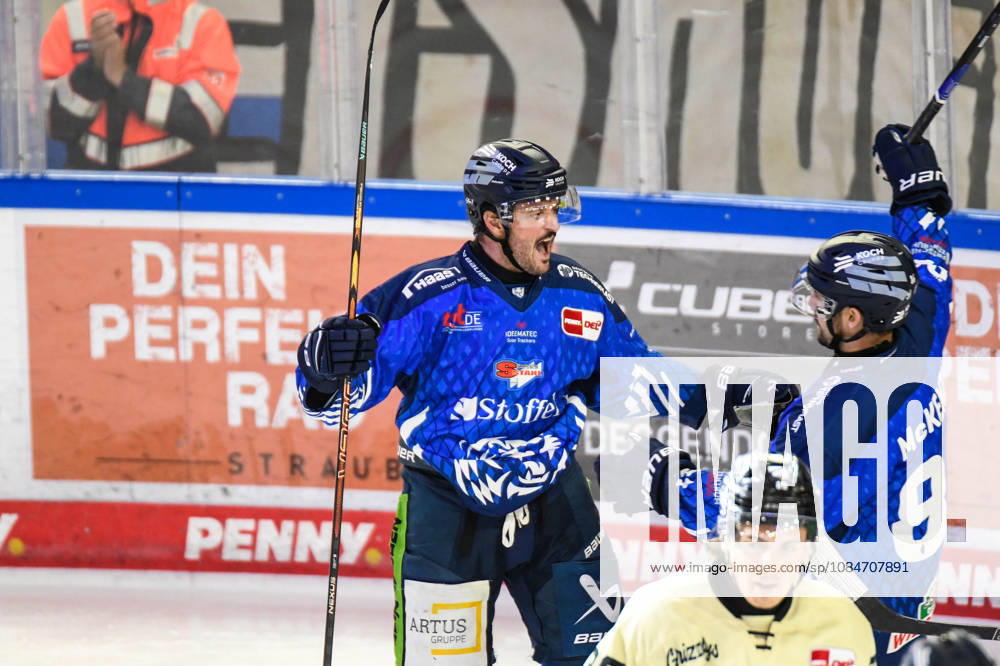 Straubing Tigers vs. Grizzlys Wolfsburg, Eishockey, Deutsche Eishockey Liga, Penny DEL, 10.Spieltag, Saison 2026 2027, 18.10.2026 Stephan Daschner (Straubing Tigers) jubelt mit Skyler McKenzie, Eishockey Herren, Deutsche Eishockey Liga, Penny DEL, 10.Spieltag, Saison 2026 2027 am 18.10.2026 im Eisstadion am Pulverturm, Straubing Tigers (blau) gegen Grizzlys Wolfsburg (beige)