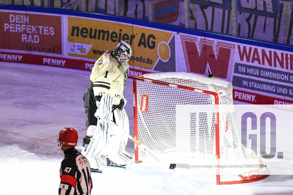 Straubing Tigers vs. Grizzlys Wolfsburg, Eishockey, Deutsche Eishockey Liga, Penny DEL, 10.Spieltag, Saison 2026 2027, 18.10.2026 Dustin Strahlmeier (Grizzlys Wolfsburg) zieht den Puck aus dem Tor, Eishockey Herren, Deutsche Eishockey Liga, Penny DEL, 10.Spieltag, Saison 2026 2027 am 18.10.2026 im Eisstadion am Pulverturm, Straubing Tigers (blau) gegen Grizzlys Wolfsburg (beige)
