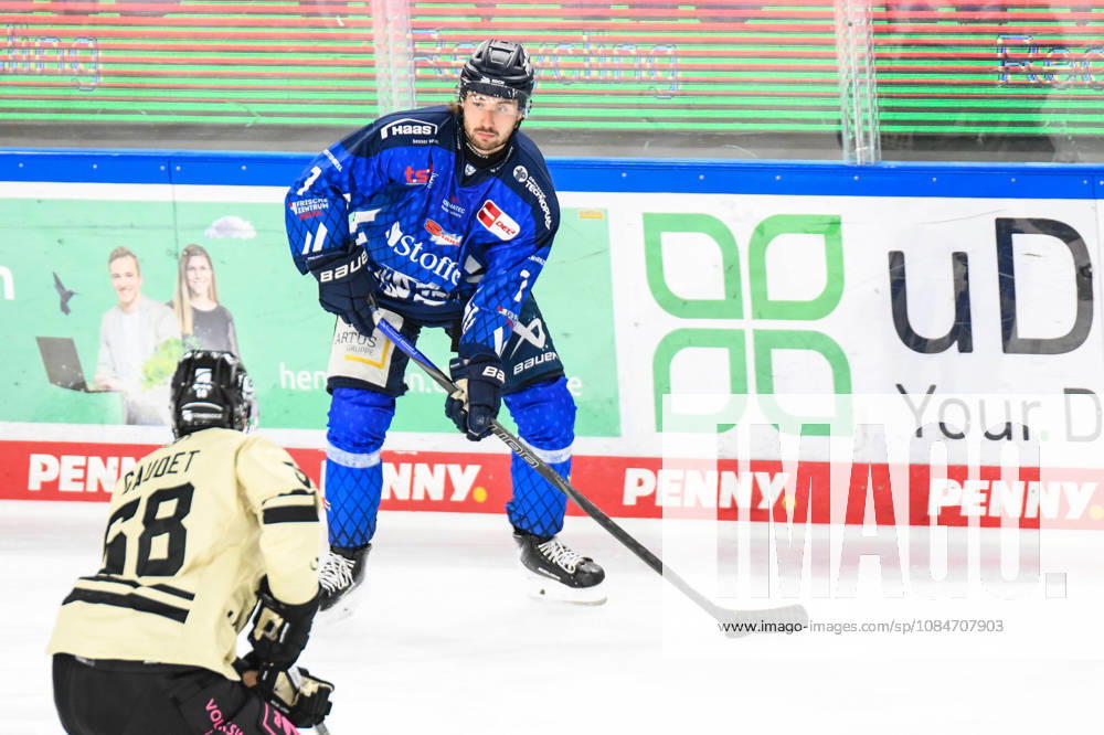 Straubing Tigers vs. Grizzlys Wolfsburg, Eishockey, Deutsche Eishockey Liga, Penny DEL, 10.Spieltag, Saison 2026 2027, 18.10.2026 Nicolas Beaudin (Straubing Tigers), Eishockey Herren, Deutsche Eishockey Liga, Penny DEL, 10.Spieltag, Saison 2026 2027 am 18.10.2026 im Eisstadion am Pulverturm, Straubing Tigers (blau) gegen Grizzlys Wolfsburg (beige)