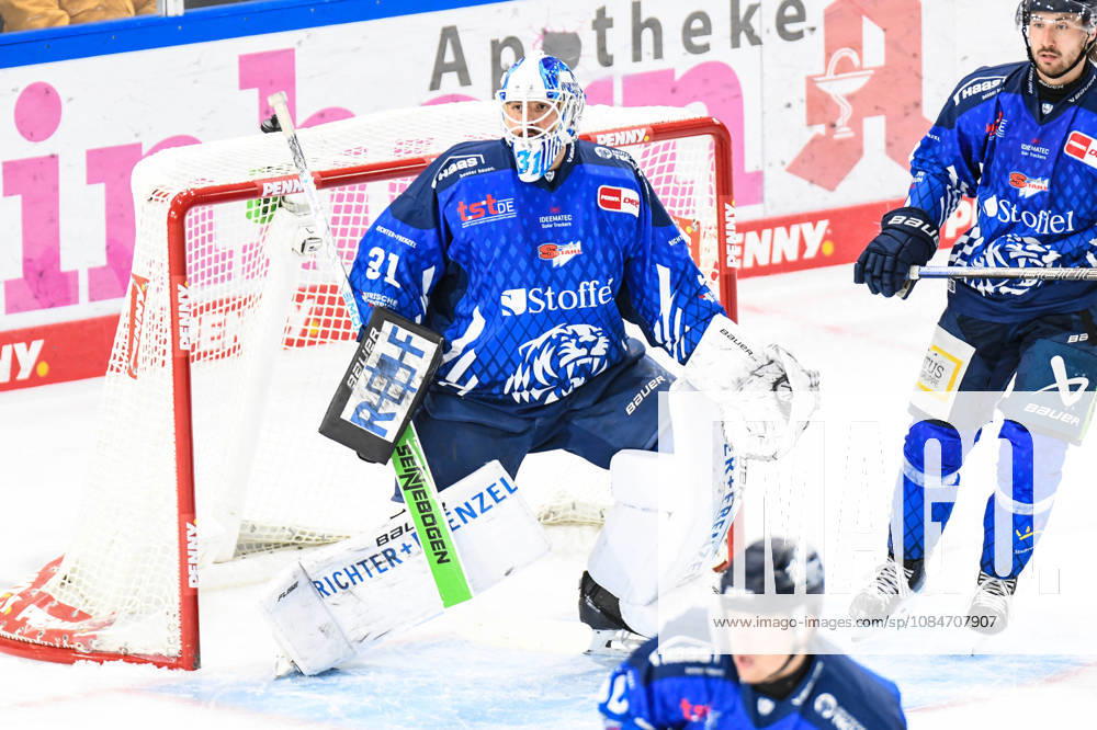 Straubing Tigers vs. Grizzlys Wolfsburg, Eishockey, Deutsche Eishockey Liga, Penny DEL, 10.Spieltag, Saison 2026 2027, 18.10.2026 Jakub Skarek (Straubing Tigers), Eishockey Herren, Deutsche Eishockey Liga, Penny DEL, 10.Spieltag, Saison 2026 2027 am 18.10.2026 im Eisstadion am Pulverturm, Straubing Tigers (blau) gegen Grizzlys Wolfsburg (beige)