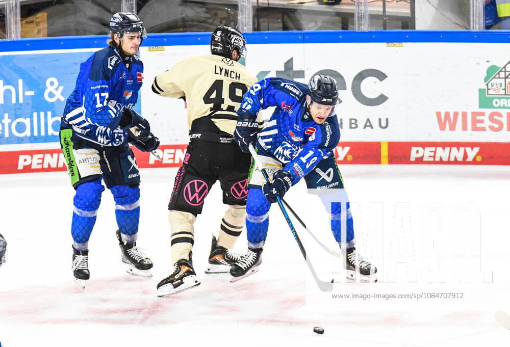 Straubing Tigers vs. Grizzlys Wolfsburg, Eishockey, Deutsche Eishockey Liga, Penny DEL, 10.Spieltag, Saison 2026 2027, 18.10.2026 Tim Brunnhuber (Straubing Tigers) im Duell mit Robert Lynch (Grizzlys Wolfsburg), Eishockey Herren, Deutsche Eishockey Liga, Penny DEL, 10.Spieltag, Saison 2026 2027 am 18.10.2026 im Eisstadion am Pulverturm, Straubing Tigers (blau) gegen Grizzlys Wolfsburg (beige)