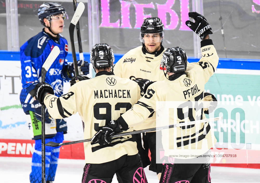 Straubing Tigers vs. Grizzlys Wolfsburg, Eishockey, Deutsche Eishockey Liga, Penny DEL, 10.Spieltag, Saison 2026 2027, 18.10.2026 Madison Bowey (Grizzlys Wolfsburg) jubelt ueber seinen Treffer mit Spencer Machacek und Fabio Pfohl, Eishockey Herren, Deutsche Eishockey Liga, Penny DEL, 10.Spieltag, Saison 2026 2027 am 18.10.2026 im Eisstadion am Pulverturm, Straubing Tigers (blau) gegen Grizzlys Wolfsburg (beige)