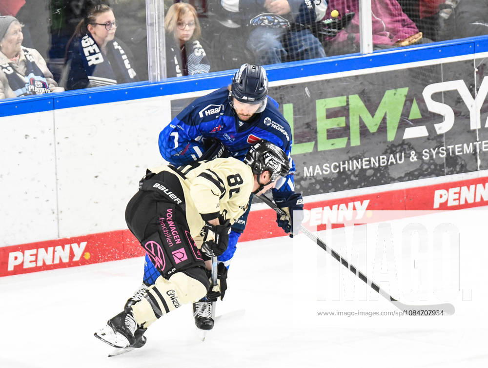 Straubing Tigers vs. Grizzlys Wolfsburg, Eishockey, Deutsche Eishockey Liga, Penny DEL, 10.Spieltag, Saison 2026 2027, 18.10.2026 Nicolas Beaudin (straubing Tigers) im Zweikampf mit Tyler Morley (Grizzlys Wolfsburg), Eishockey Herren, Deutsche Eishockey Liga, Penny DEL, 10.Spieltag, Saison 2026 2027 am 18.10.2026 im Eisstadion am Pulverturm, Straubing Tigers (blau) gegen Grizzlys Wolfsburg (beige)