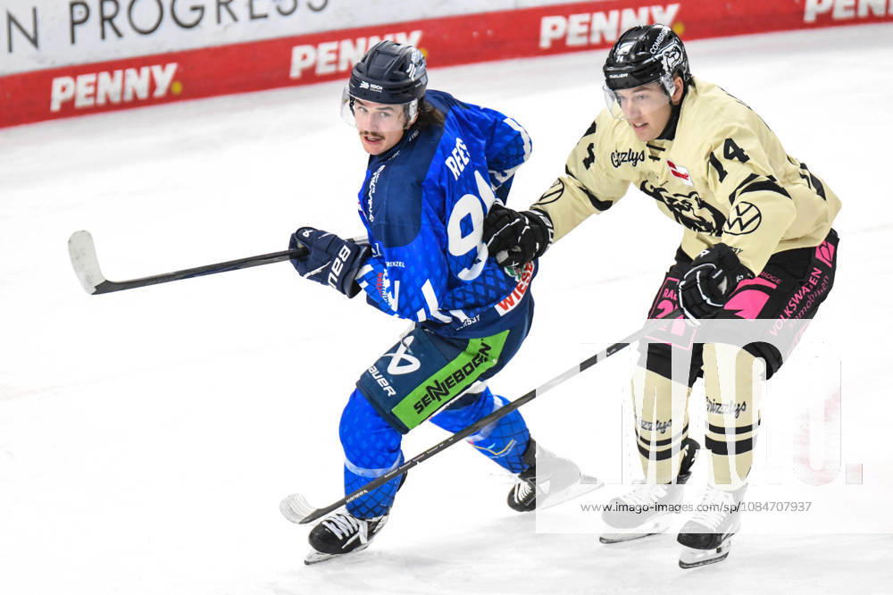 Straubing Tigers vs. Grizzlys Wolfsburg, Eishockey, Deutsche Eishockey Liga, Penny DEL, 10.Spieltag, Saison 2026 2027, 18.10.2026 Jamieson Rees (Straubing Tigres) im Duell mit Keaton Thompson (Grizzlys Wolfsburg), Eishockey Herren, Deutsche Eishockey Liga, Penny DEL, 10.Spieltag, Saison 2026 2027 am 18.10.2026 im Eisstadion am Pulverturm, Straubing Tigers (blau) gegen Grizzlys Wolfsburg (beige)