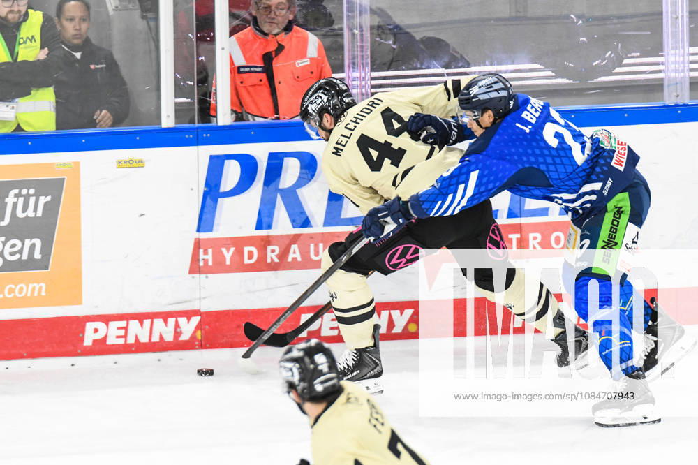 Straubing Tigers vs. Grizzlys Wolfsburg, Eishockey, Deutsche Eishockey Liga, Penny DEL, 10.Spieltag, Saison 2026 2027, 18.10.2026 J.C. Beaudin (Straubing Tigers) an der Bande mit Julian Melchiori (Grizzlys Wolfsburg), Eishockey Herren, Deutsche Eishockey Liga, Penny DEL, 10.Spieltag, Saison 2026 2027 am 18.10.2026 im Eisstadion am Pulverturm, Straubing Tigers (blau) gegen Grizzlys Wolfsburg (beige)