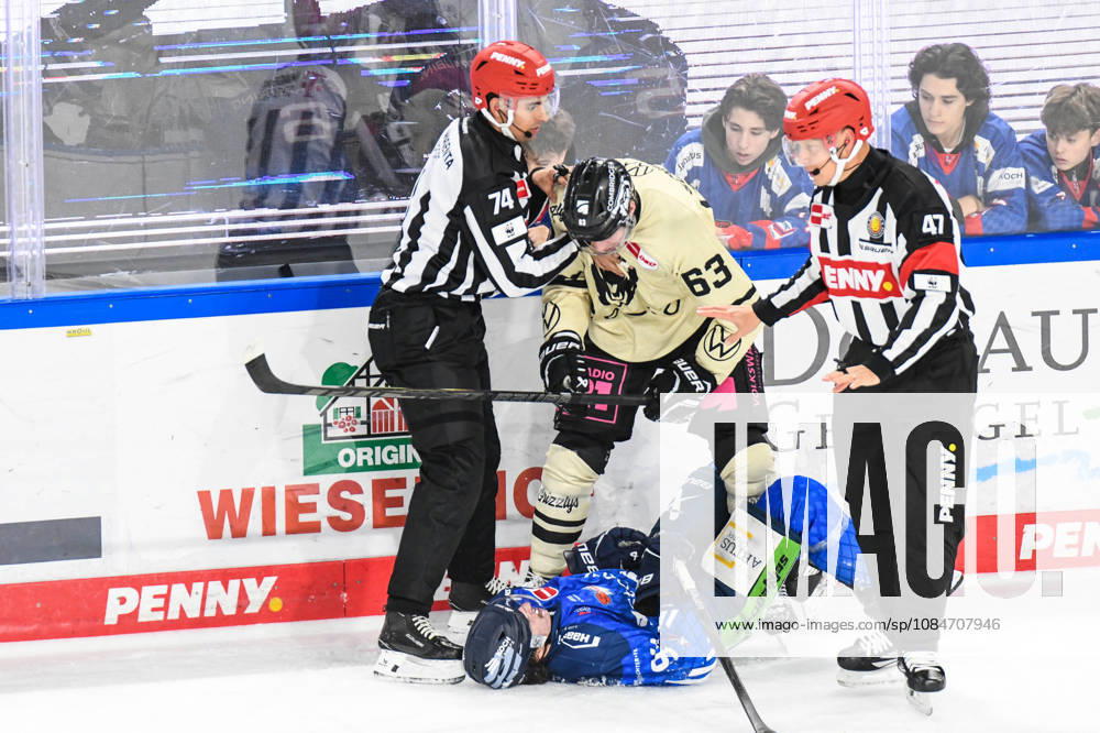 Straubing Tigers vs. Grizzlys Wolfsburg, Eishockey, Deutsche Eishockey Liga, Penny DEL, 10.Spieltag, Saison 2026 2027, 18.10.2026 Jamieson Rees (Straubing Tigres) am Boden vor Luis Schinko (Grizzlys Wolfsburg), Eishockey Herren, Deutsche Eishockey Liga, Penny DEL, 10.Spieltag, Saison 2026 2027 am 18.10.2026 im Eisstadion am Pulverturm, Straubing Tigers (blau) gegen Grizzlys Wolfsburg (beige)
