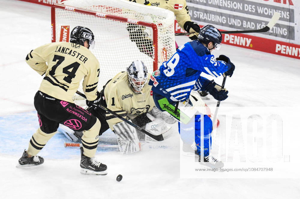 Straubing Tigers vs. Grizzlys Wolfsburg, Eishockey, Deutsche Eishockey Liga, Penny DEL, 10.Spieltag, Saison 2026 2027, 18.10.2026 Stefan Loibl (Straubing Tigers) vergibt den Treffer gegen Dustin Strahlmeier (Grizzlys Wolfsburg), Eishockey Herren, Deutsche Eishockey Liga, Penny DEL, 10.Spieltag, Saison 2026 2027 am 18.10.2026 im Eisstadion am Pulverturm, Straubing Tigers (blau) gegen Grizzlys Wolfsburg (beige)
