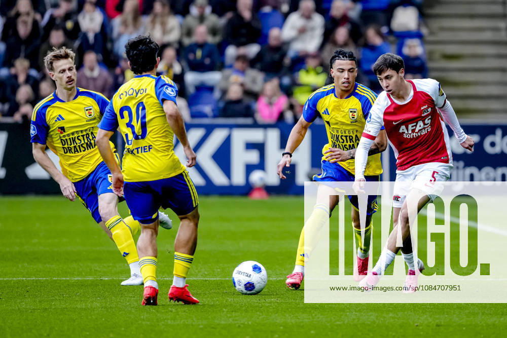 LEEUWARDEN - AZ Alkmaar defender Mateo Chávez during the Vriendenloterij Eredivisie match between SC Cambuur and AZ at Kooi Stadion on 18 October 2026 in Leeuwarden, Nederland. ED VAN DE POL EYE4IMAGES DeFodi Images -