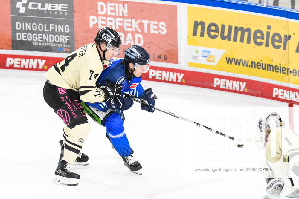 Straubing Tigers vs. Grizzlys Wolfsburg, Eishockey, Deutsche Eishockey Liga, Penny DEL, 10.Spieltag, Saison 2026 2027, 18.10.2026 Filip Varejcka (Straubing Tigers) mit Lester Lancester (Grizzlys Wolfsburg), Eishockey Herren, Deutsche Eishockey Liga, Penny DEL, 10.Spieltag, Saison 2026 2027 am 18.10.2026 im Eisstadion am Pulverturm, Straubing Tigers (blau) gegen Grizzlys Wolfsburg (beige)