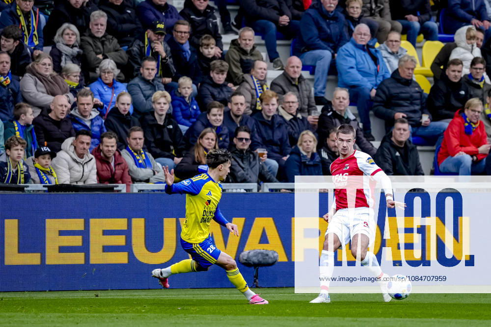LEEUWARDEN - SC Cambuur defender Morgan Costarelli, AZ Alkmaar defender Wouter Goes during the Vriendenloterij Eredivisie match between SC Cambuur and AZ at Kooi Stadion on 18 October 2026 in Leeuwarden, Nederland. ED VAN DE POL EYE4IMAGES DeFodi Images -