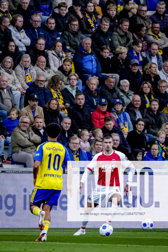 LEEUWARDEN - AZ Alkmaar defender Wouter Goes during the Vriendenloterij Eredivisie match between SC Cambuur and AZ at Kooi Stadion on 18 October 2026 in Leeuwarden, Nederland. ED VAN DE POL EYE4IMAGES DeFodi Images -