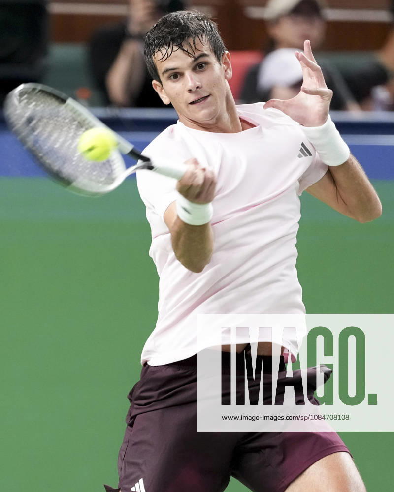 (261018) -- SHANGHAI, Oct. 18, 2026 -- Rafael Jodar of Spain hits a return during the men s singles final match against Alejandro Davidovich Fokina of Spain at the 2026 ATP, Tennis Herren tour Shanghai Masters tennis tournament in Shanghai, China, Oct. 18, 2026. ) (SP)CHINA-SHANGHAI-TENNIS-SHANGHAI MASTERS-MEN S SINGLES (CN) WangxXiang