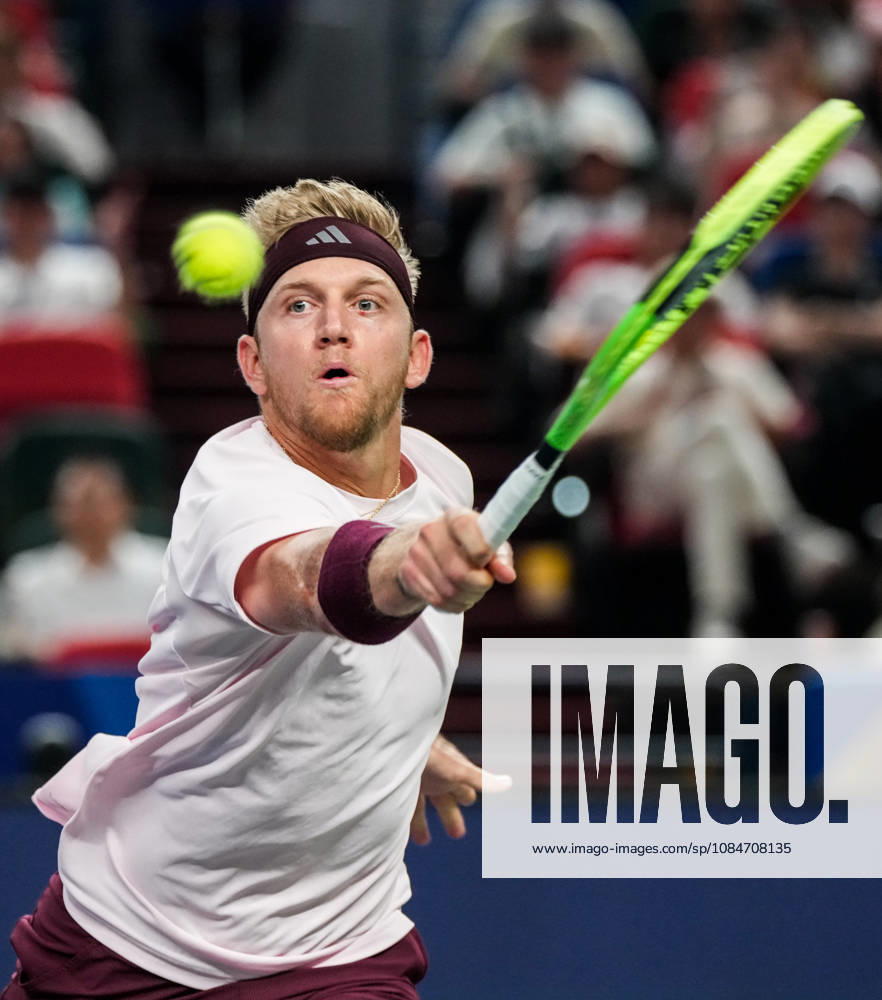 (261018) -- SHANGHAI, Oct. 18, 2026 -- Alejandro Davidovich Fokina of Spain hits a return during the men s singles final match against Rafael Jodar of Spain at the 2026 ATP, Tennis Herren tour Shanghai Masters tennis tournament in Shanghai, China, Oct. 18, 2026. ) (SP)CHINA-SHANGHAI-TENNIS-SHANGHAI MASTERS-MEN S SINGLES (CN) DingxTing