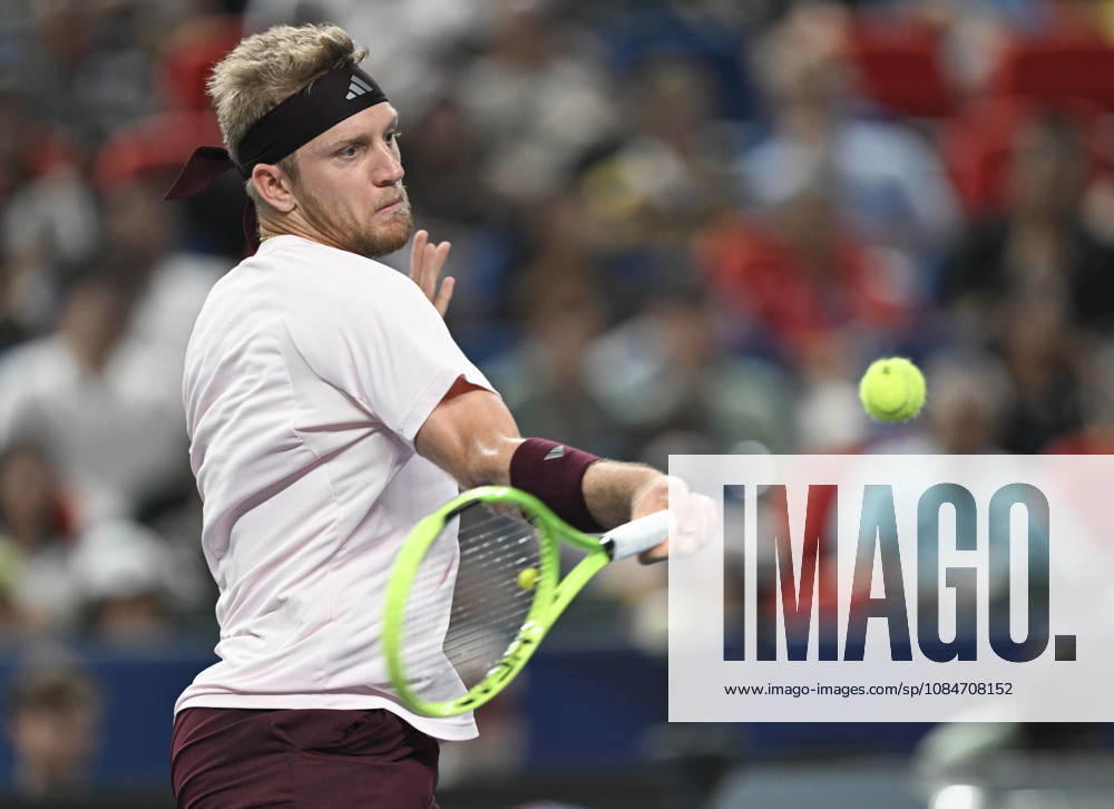 (261018) -- SHANGHAI, Oct. 18, 2026 -- Alejandro Davidovich Fokina of Spain hits a return during the men s singles final match against Rafael Jodar of Spain at the 2026 ATP, Tennis Herren tour Shanghai Masters tennis tournament in Shanghai, China, Oct. 18, 2026. ) (SP)CHINA-SHANGHAI-TENNIS-SHANGHAI MASTERS-MEN S SINGLES (CN) ChenxHaoming