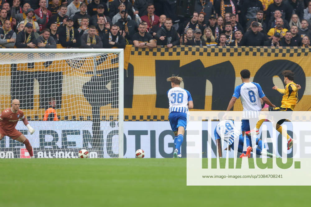 Fussball 2. Bundesliga, SG Dynamo Dresden - 1. FC Magdeburg, v.l. Simon Straudi (Dresden, 44) schiesst Tor, schießt, Torschuetze, erzielt Tor, Treffer, scores the goal 2:0 Dresden