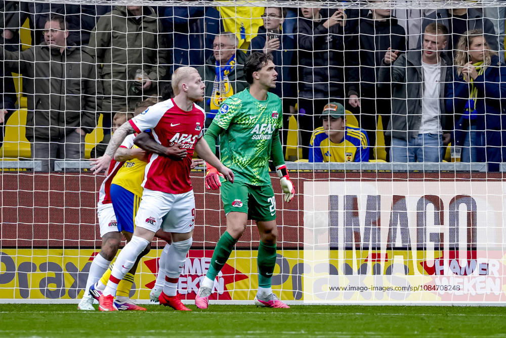 LEEUWARDEN - AZ Alkmaar forward Mexx Meerdink, AZ Alkmaar goalkeeper Jari De Busser during the Vriendenloterij Eredivisie match between SC Cambuur and AZ at Kooi Stadion on 18 October 2026 in Leeuwarden, Nederland. ED VAN DE POL EYE4IMAGES DeFodi Images -