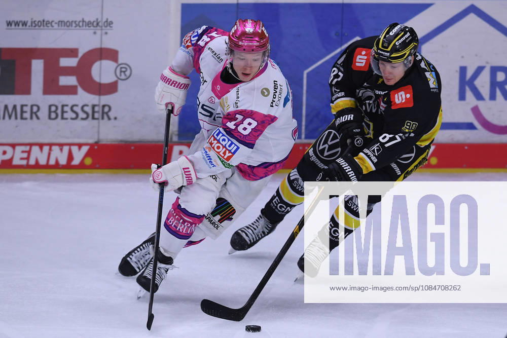 Eishockey Penny DEL 10. Spieltag Krefeld Pinguine - Eisbären Berlin am 18.10.2026 in der Yayla Arena in Krefeld Jonas Müller ( Berlin ), links - Philip Gogulla ( Krefeld ), rechts Gemäß den Vorgaben der DEL Deutsche Eishockey Liga ist die Publikation und Weiterverwertung der Aufnahmen in elektronischen Medien und Endgeräten aller Art während des laufenden Spiels nicht zulässig.