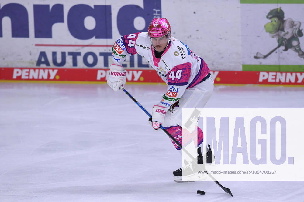 Eishockey Penny DEL 10. Spieltag Krefeld Pinguine - Eisbären Berlin am 18.10.2026 in der Yayla Arena in Krefeld Brandon Davidson ( Berlin ) Gemäß den Vorgaben der DEL Deutsche Eishockey Liga ist die Publikation und Weiterverwertung der Aufnahmen in elektronischen Medien und Endgeräten aller Art während des laufenden Spiels nicht zulässig.
