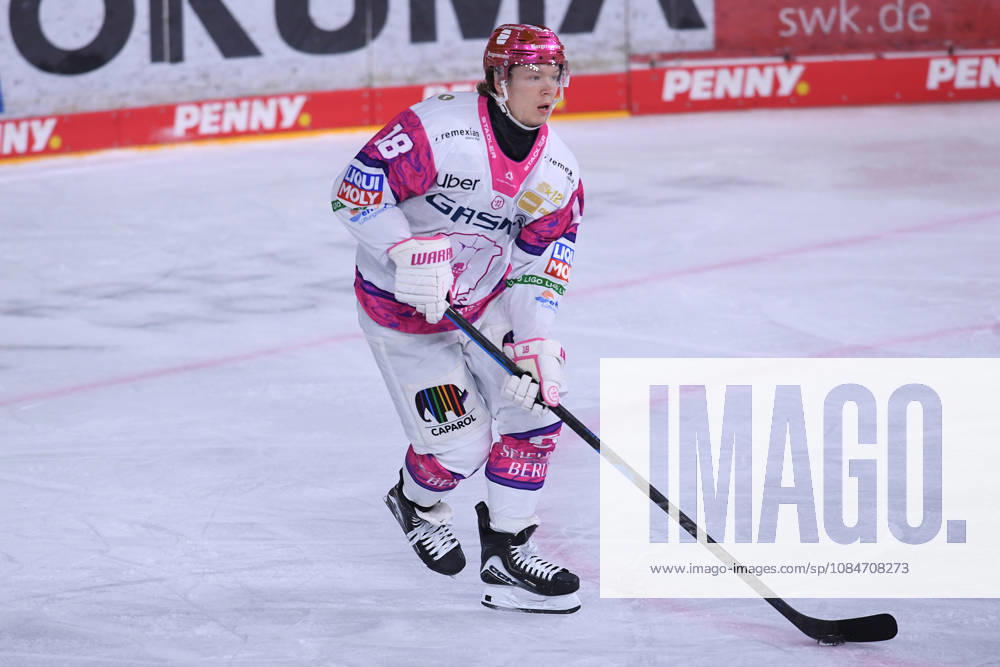 Eishockey Penny DEL 10. Spieltag Krefeld Pinguine - Eisbären Berlin am 18.10.2026 in der Yayla Arena in Krefeld Jonas Müller ( Berlin ) Gemäß den Vorgaben der DEL Deutsche Eishockey Liga ist die Publikation und Weiterverwertung der Aufnahmen in elektronischen Medien und Endgeräten aller Art während des laufenden Spiels nicht zulässig.