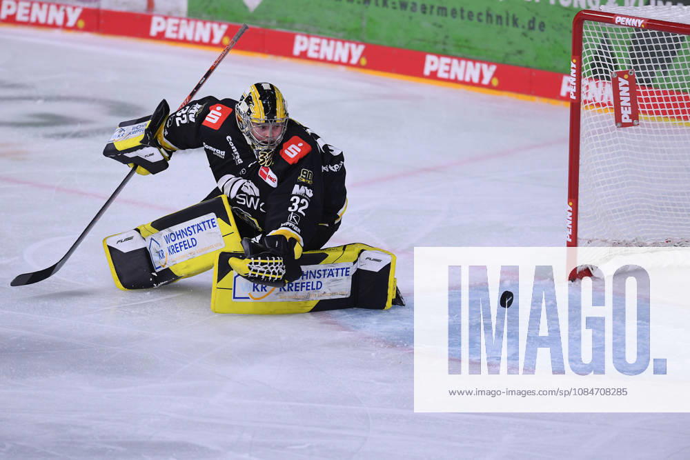 Eishockey Penny DEL 10. Spieltag Krefeld Pinguine - Eisbären Berlin am 18.10.2026 in der Yayla Arena in Krefeld Tor zum 0:1 durch Markus Vikingstad ( Berlin ) - Juha Jatkola ( Krefeld ) ist geschlagen Gemäß den Vorgaben der DEL Deutsche Eishockey Liga ist die Publikation und Weiterverwertung der Aufnahmen in elektronischen Medien und Endgeräten aller Art während des laufenden Spiels nicht zulässig.