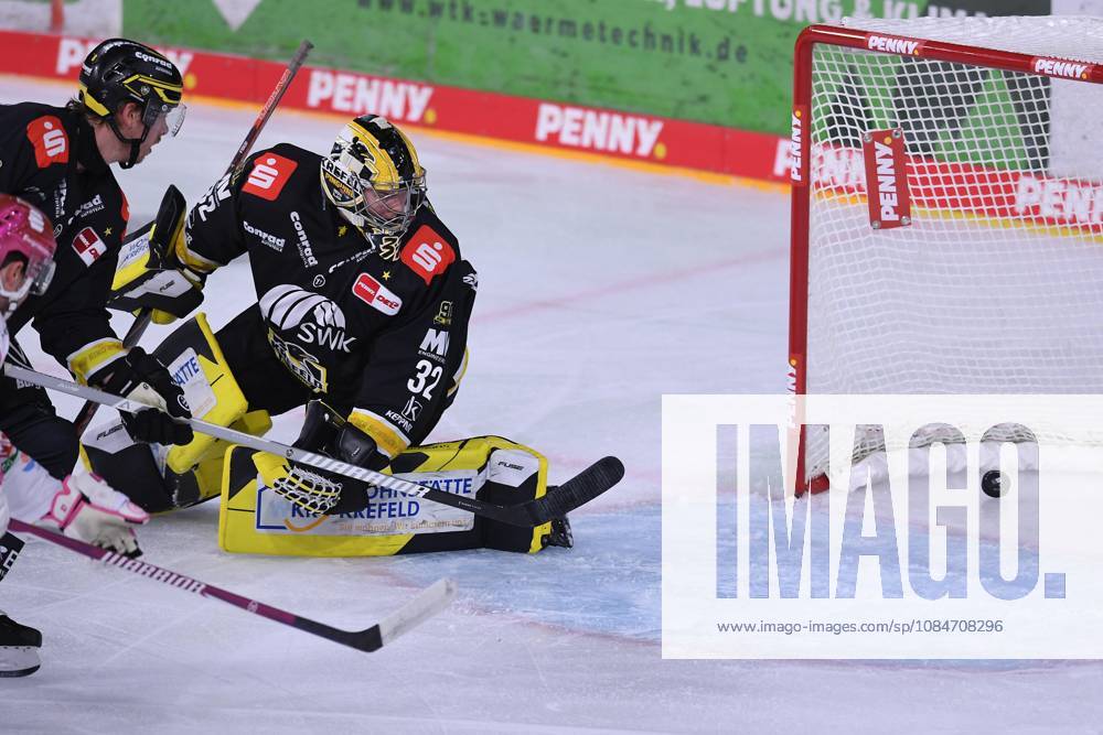 Eishockey Penny DEL 10. Spieltag Krefeld Pinguine - Eisbären Berlin am 18.10.2026 in der Yayla Arena in Krefeld Tor zum 0:1 durch Markus Vikingstad ( Berlin ) - Juha Jatkola ( Krefeld ) ist geschlagen Gemäß den Vorgaben der DEL Deutsche Eishockey Liga ist die Publikation und Weiterverwertung der Aufnahmen in elektronischen Medien und Endgeräten aller Art während des laufenden Spiels nicht zulässig.