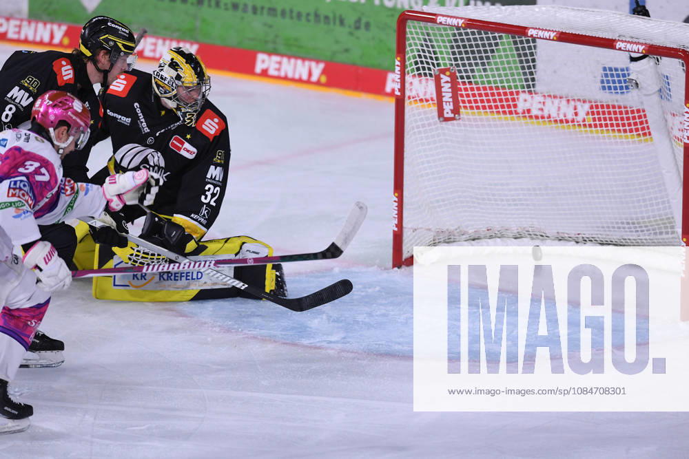 Eishockey Penny DEL 10. Spieltag Krefeld Pinguine - Eisbären Berlin am 18.10.2026 in der Yayla Arena in Krefeld Tor zum 0:1 durch Markus Vikingstad ( Berlin ) - Juha Jatkola ( Krefeld ) ist geschlagen Gemäß den Vorgaben der DEL Deutsche Eishockey Liga ist die Publikation und Weiterverwertung der Aufnahmen in elektronischen Medien und Endgeräten aller Art während des laufenden Spiels nicht zulässig.