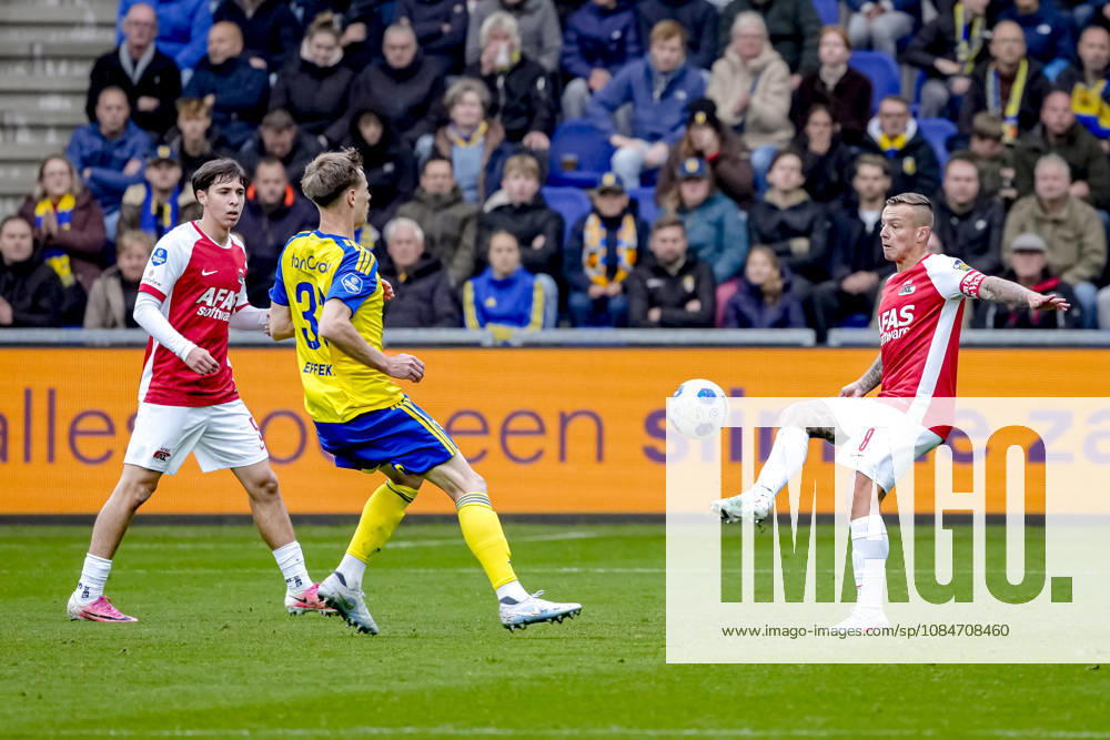 LEEUWARDEN - AZ Alkmaar midfielder Jordy Clasie during the Vriendenloterij Eredivisie match between SC Cambuur and AZ at Kooi Stadion on 18 October 2026 in Leeuwarden, Nederland. ED VAN DE POL EYE4IMAGES DeFodi Images -