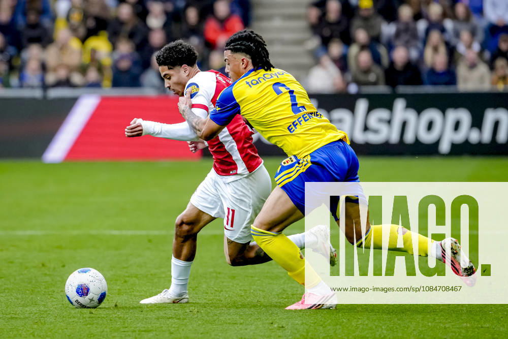 LEEUWARDEN - AZ Alkmaar forward Ro-Zangelo Daal, SC Cambuur defender Devid Bouah during the Vriendenloterij Eredivisie match between SC Cambuur and AZ in Kooi Stadion on 18 oktober 2026 in Leeuwarden, Nederland. ED VAN DE POL EYE4IMAGES DeFodi Images -
