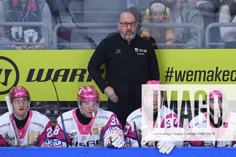 Eishockey Penny DEL 10. Spieltag Krefeld Pinguine - Eisbären Berlin am 18.10.2026 in der Yayla Arena in Krefeld Eric Dubois ( Trainer Cheftrainer Berlin ) Gemäß den Vorgaben der DEL Deutsche Eishockey Liga ist die Publikation und Weiterverwertung der Aufnahmen in elektronischen Medien und Endgeräten aller Art während des laufenden Spiels nicht zulässig.