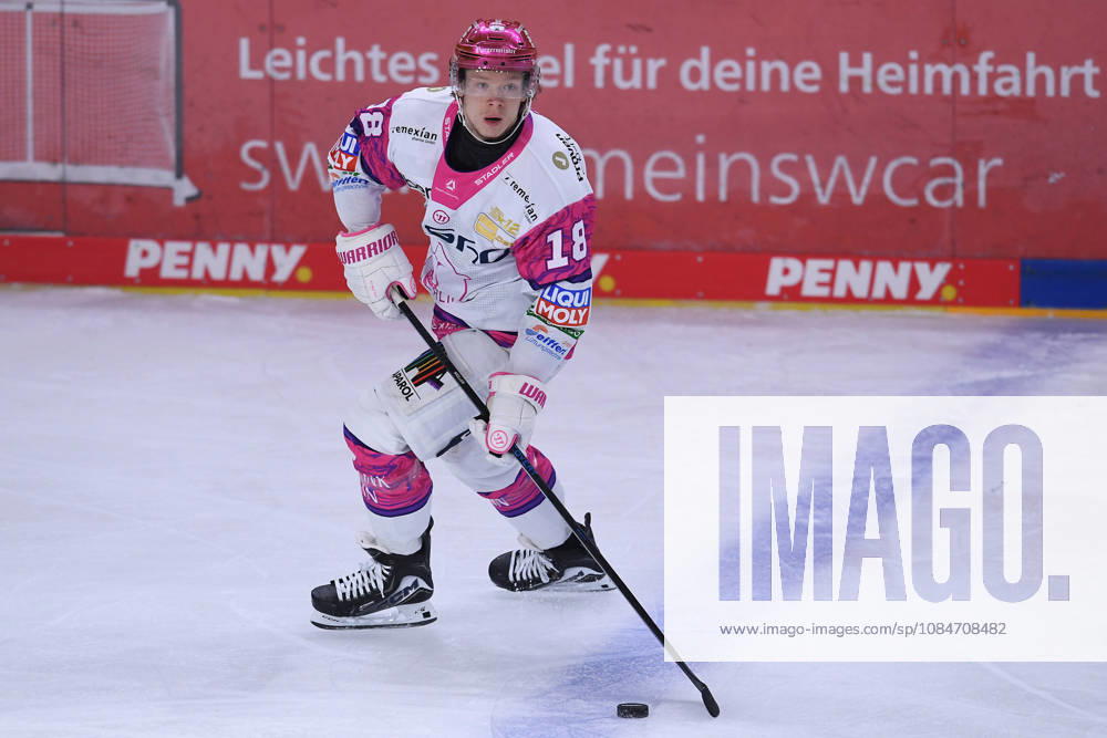 Eishockey Penny DEL 10. Spieltag Krefeld Pinguine - Eisbären Berlin am 18.10.2026 in der Yayla Arena in Krefeld Jonas Müller ( Berlin ) Gemäß den Vorgaben der DEL Deutsche Eishockey Liga ist die Publikation und Weiterverwertung der Aufnahmen in elektronischen Medien und Endgeräten aller Art während des laufenden Spiels nicht zulässig.