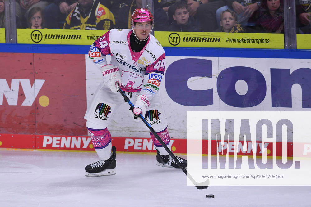 Eishockey Penny DEL 10. Spieltag Krefeld Pinguine - Eisbären Berlin am 18.10.2026 in der Yayla Arena in Krefeld Brandon Davidson ( Berlin ) Gemäß den Vorgaben der DEL Deutsche Eishockey Liga ist die Publikation und Weiterverwertung der Aufnahmen in elektronischen Medien und Endgeräten aller Art während des laufenden Spiels nicht zulässig.