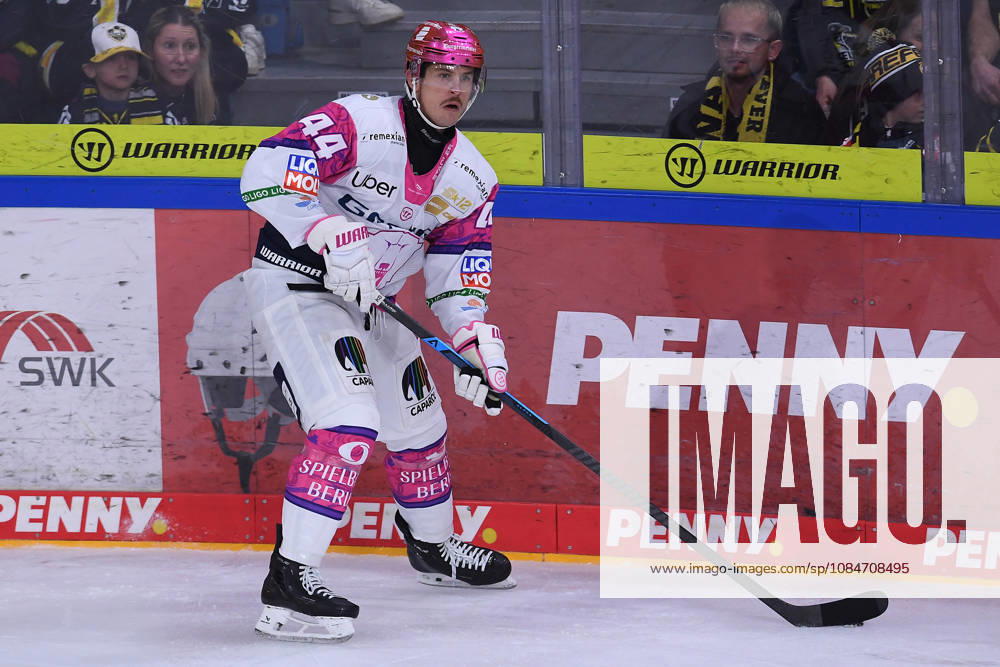 Eishockey Penny DEL 10. Spieltag Krefeld Pinguine - Eisbären Berlin am 18.10.2026 in der Yayla Arena in Krefeld Brandon Davidson ( Berlin ) Gemäß den Vorgaben der DEL Deutsche Eishockey Liga ist die Publikation und Weiterverwertung der Aufnahmen in elektronischen Medien und Endgeräten aller Art während des laufenden Spiels nicht zulässig.