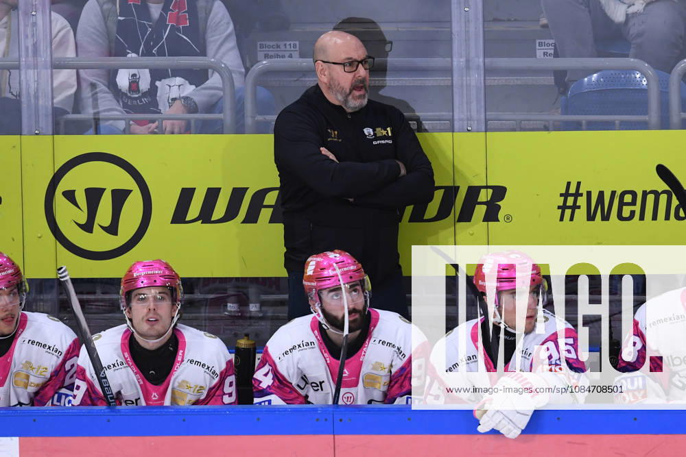 Eishockey Penny DEL 10. Spieltag Krefeld Pinguine - Eisbären Berlin am 18.10.2026 in der Yayla Arena in Krefeld Eric Dubois ( Trainer Cheftrainer Berlin ) Gemäß den Vorgaben der DEL Deutsche Eishockey Liga ist die Publikation und Weiterverwertung der Aufnahmen in elektronischen Medien und Endgeräten aller Art während des laufenden Spiels nicht zulässig.