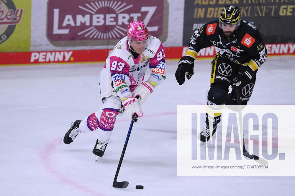 Eishockey Penny DEL 10. Spieltag Krefeld Pinguine - Eisbären Berlin am 18.10.2026 in der Yayla Arena in Krefeld Leonard Pföderl ( Berlin ), links - Davis Vandane ( Krefeld ), rechts Gemäß den Vorgaben der DEL Deutsche Eishockey Liga ist die Publikation und Weiterverwertung der Aufnahmen in elektronischen Medien und Endgeräten aller Art während des laufenden Spiels nicht zulässig.